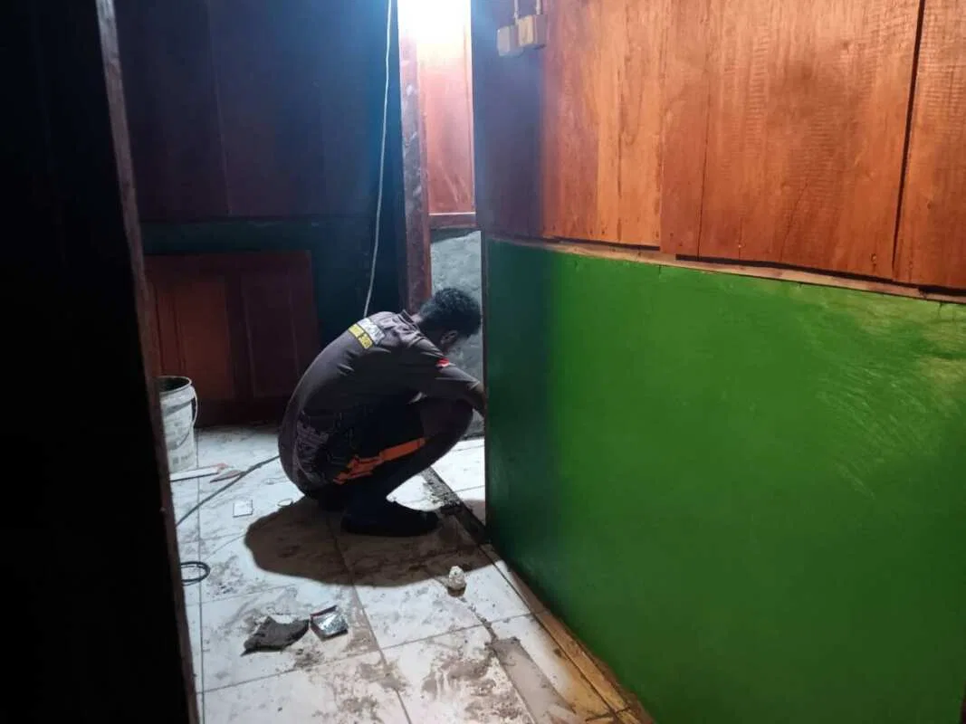 Pantang Menyerah hingga Malam, Satgas TMMD Ke-129 Kodim 1807/Sorsel Lembur Finishing Rumah Type 36 untuk Warga Kampung Sesor Pantang Menyerah hingga Malam, Satgas TMMD Ke-129 Kodim 1807/Sorsel Lembur Finishing Rumah Type 36 untuk Warga Kampung Sesor