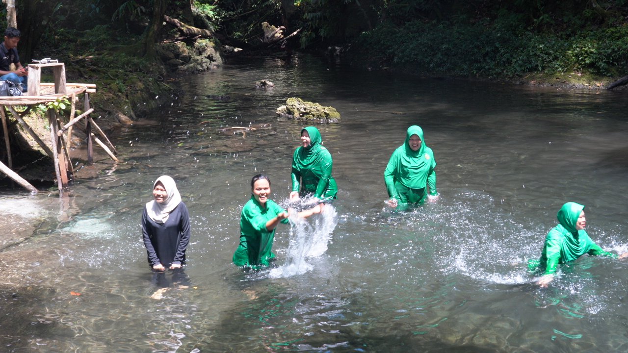 Jembatan Wisata Rampung, Persit Nikmati Keindahan Air Terjun Kampung Sesor