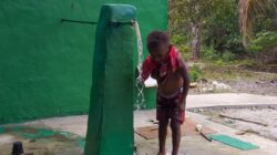 Air Bersih Mengalir, Senyum Anak-Anak Kampung Sesor Mengembang: Bukti Nyata TMMD Ke-129 Hadirkan Manfaat Air Bersih Mengalir, Senyum Anak-Anak Kampung Sesor Mengembang: Bukti Nyata TMMD Ke-129 Hadirkan Manfaat