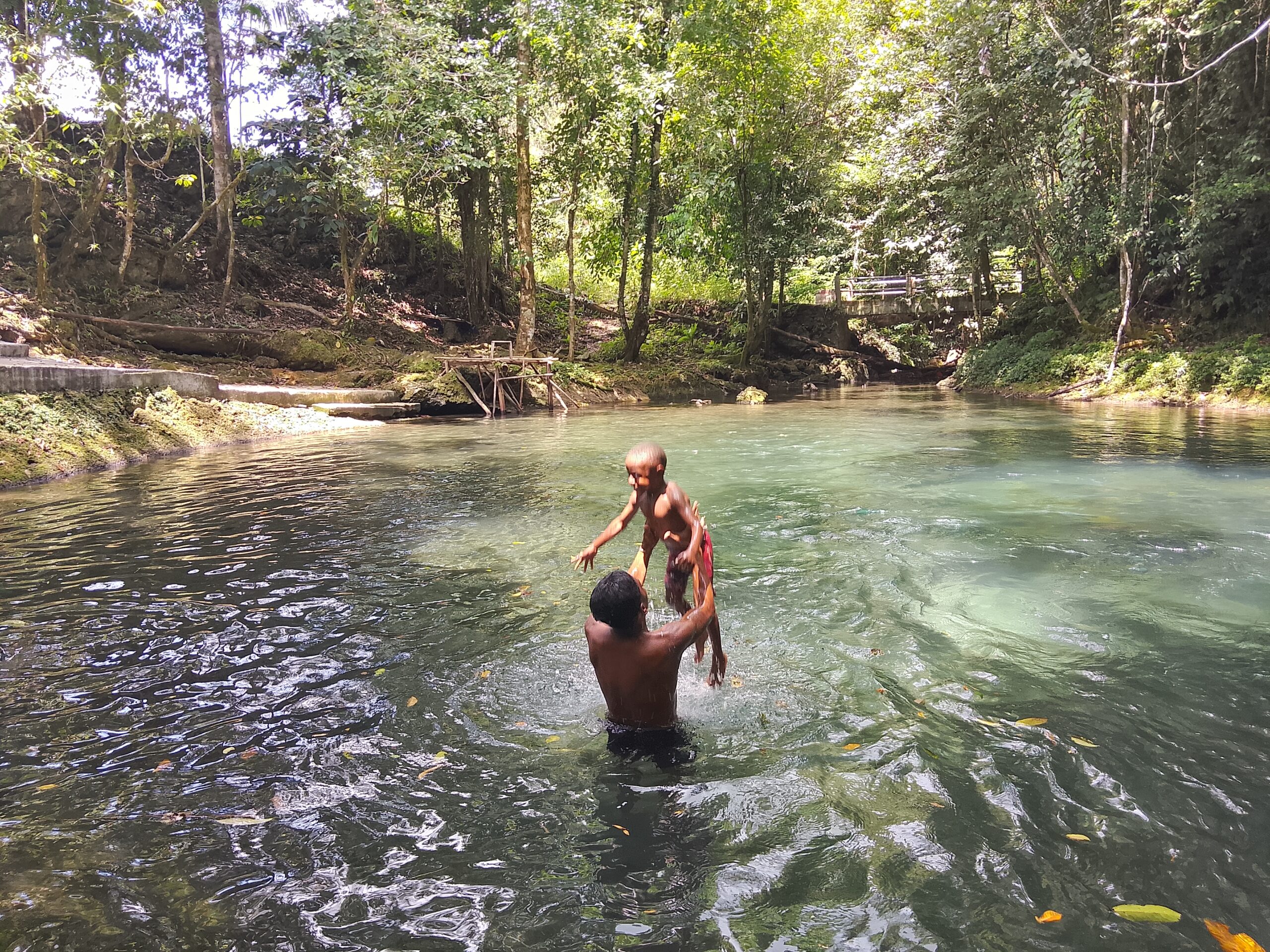 Keseruan Anak Anak Kp. Sesor menikmati Air Terjun, TMMD Ke-129 Buka Akses Wisata, Tangga Menuju Air Terjun Kini Lebih Nyaman Dilalui Keseruan Anak Anak Kp. Sesor menikmati Air Terjun, TMMD Ke-129 Buka Akses Wisata, Tangga Menuju Air Terjun Kini Lebih Nyaman Dilalui