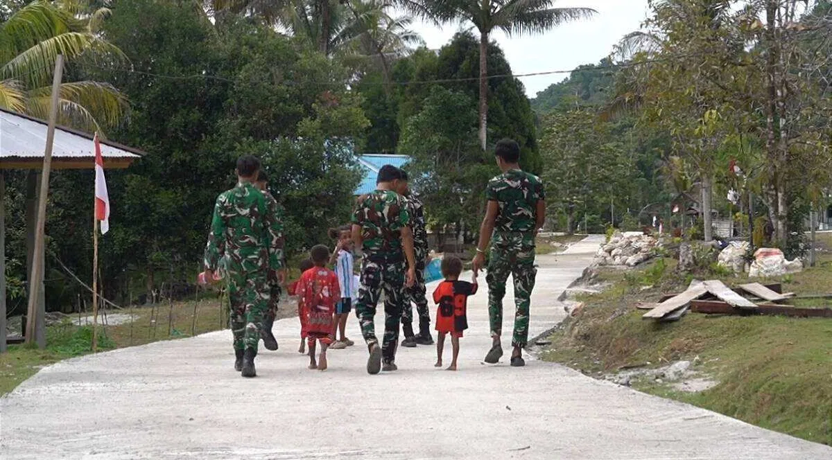 Senyum Anak-Anak Warnai Hasil Pembangunan Jalan Cor 250 Meter TMMD Ke-129 di Kampung Sesor