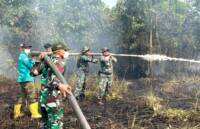 Padamkan Bara di Balik Gambut, Satgas Darat Lanud Sjamsudin Noor Jaga Permukiman Dari Ancaman Karhutla