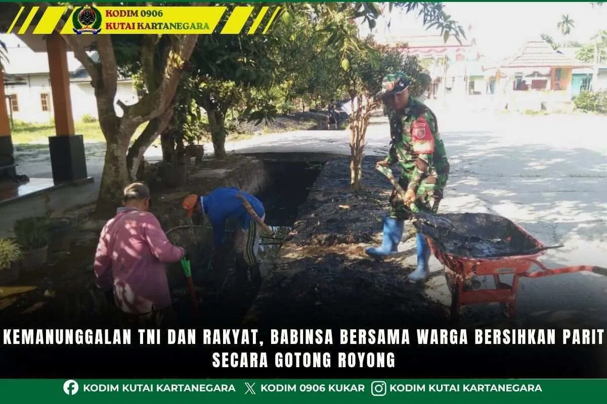 Kemanunggalan TNI dan Rakyat, Babinsa Bersama Warga Bersihkan Parit Secara Gotong Royong Kemanunggalan TNI dan Rakyat, Babinsa Bersama Warga Bersihkan Parit Secara Gotong Royong