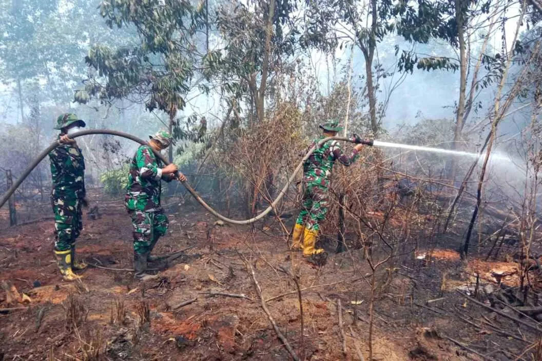 Gambut Jadi Medan Tempur, Satgas Darat Lanud Sjamsudin Noor Pantang Pulang Sebelum Bara Terkendali