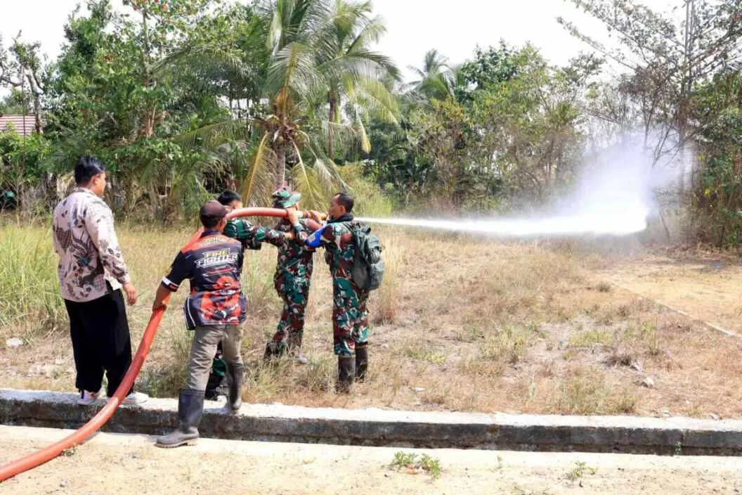 Perkuat Kesiapsiagaan Dalam Menangani Karhutla, Personel Lanud Sjamsudin Noor Asah Kemampuan Operasikan Kendaraan Pemadam Kebakaran