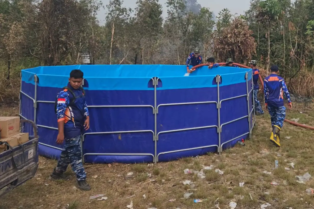 Asap Masih Mengepul, Satgas Darat Lanud Sjamsudin Noor Perkuat Pembasahan Lahan Gambut