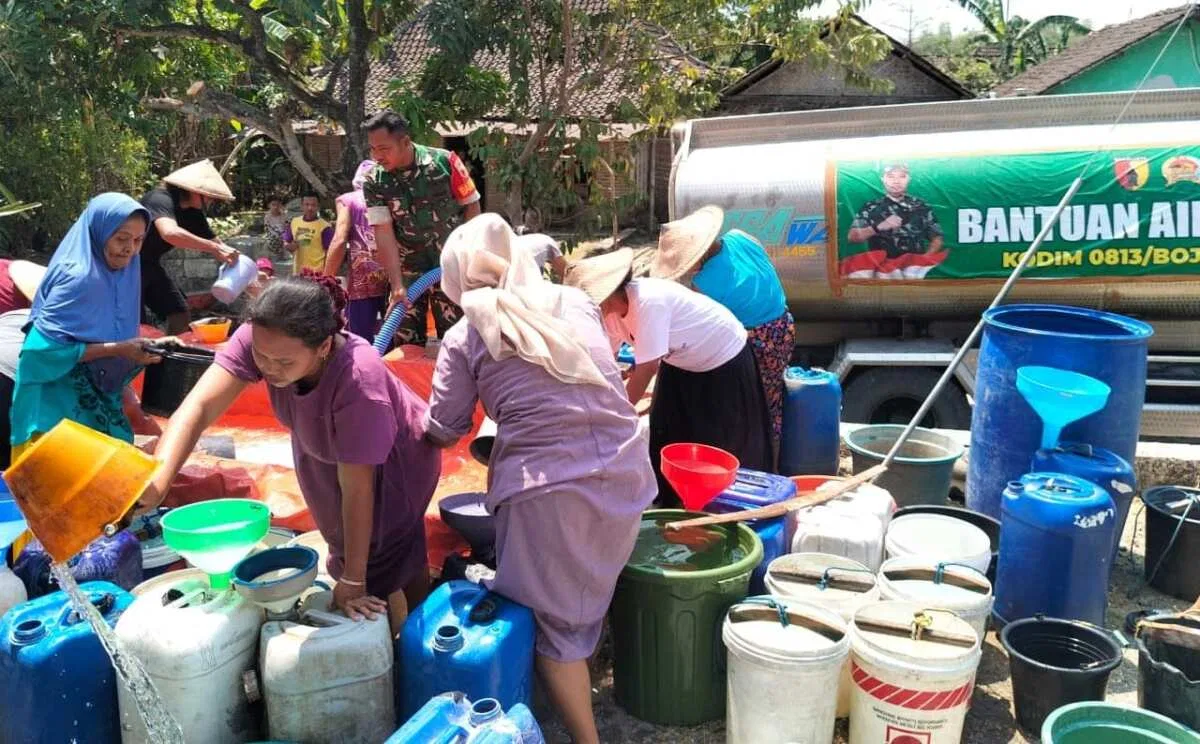 Tanggap Darurat, Kodim Bojonegoro Terus Pasok Puluhan Ribu Liter Air Bersih ke Wilayah Kekeringan