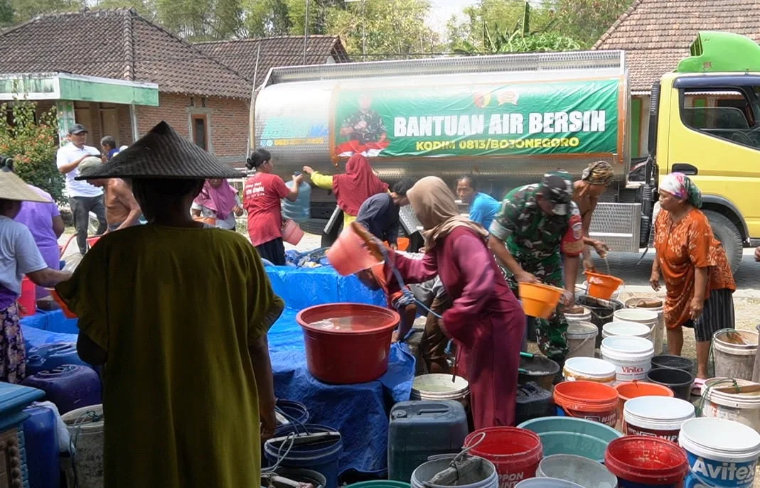 Darurat Air Bersih: IJTI, Kodim 0813 dan BPBD Bojonegoro Pasok 21 Ribu Liter Air Bersih di Tlogohaji