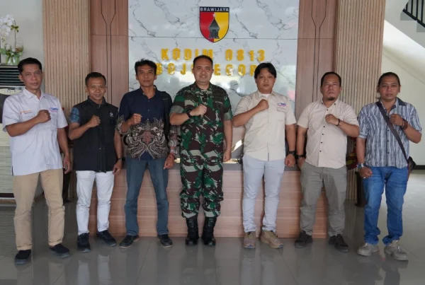 TNI-Media Berkolaborasi: Kodim Bojonegoro dan SMSI Jalin Sinergi untuk Rakyat TNI-Media Berkolaborasi: Kodim Bojonegoro dan SMSI Jalin Sinergi untuk Rakyat