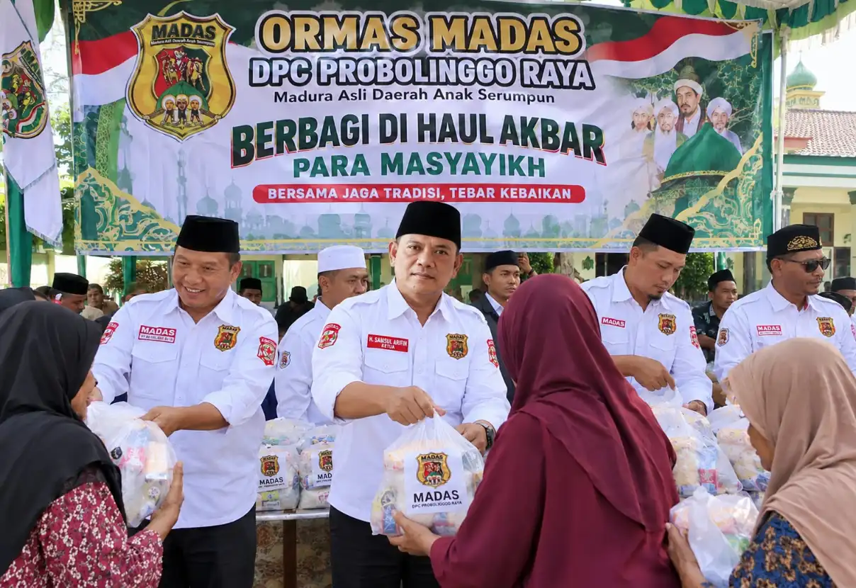 DPC MADAS Probolinggo Raya Berbagi Makanan Dan Minuman Gratis Di Haul Akbar Para Masyayikh