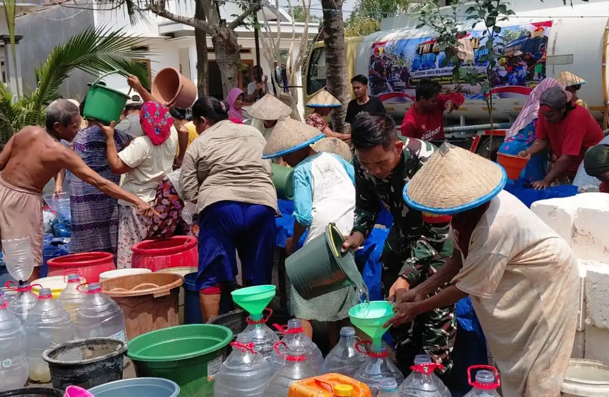 TNI AD Hadir Dekat Rakyat, Kodim Bojonegoro Pasok 200 Ribu Liter Air Bersih ke Desa Kekeringan TNI AD Hadir Dekat Rakyat, Kodim Bojonegoro Pasok 200 Ribu Liter Air Bersih ke Desa Kekeringan