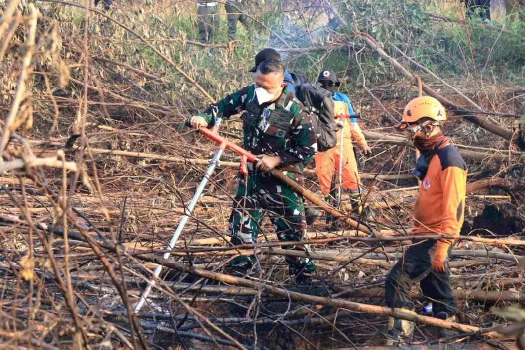 Pantau Langsung Perkembangan Karhutla, Komandan Lanud Sjamsudin Noor Bersama Forkopimda Kalsel Turun ke Lapangan Uji Fungsi Inovasi Injeksi Air