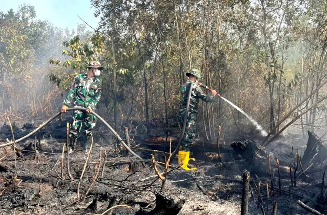 Dikepung Asap dan Bara, Satgas Darat Lanud Sjamsudin Noor Tak Beri Celah Karhutla Meluas Dekati Permukiman Warga
