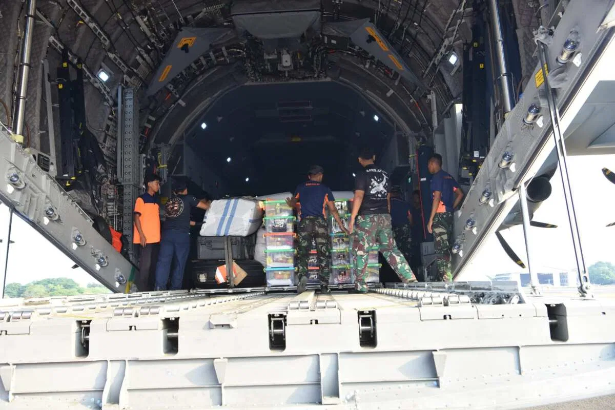 Hari Kedua Puluh Penanganan Gempa NTT, TNI Kirim 1.080,013 Ton Bantuan