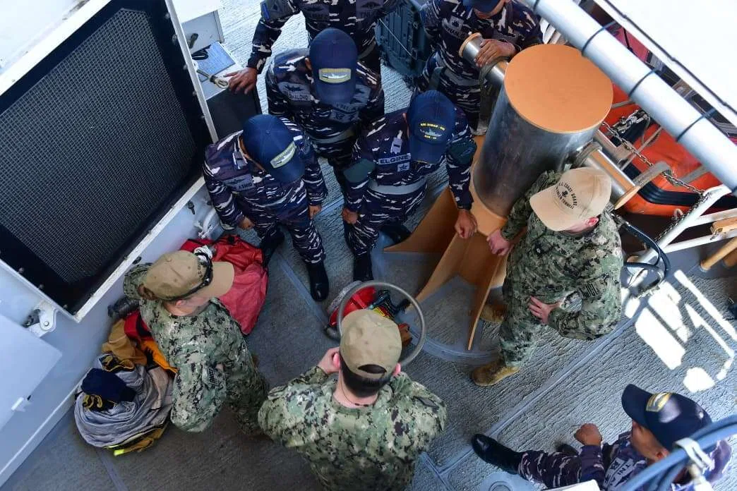 Latihan Pengenalan Alat Penyelamatan Kapal Perkuat Kemampuan TNI dan Unsur Maritim AS