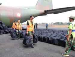 Hercules TNI AU Kembali Tiba di Lanud Sjamsudin Noor, Bawa Ratusan APD Bantuan Kemhan RI dan Masker Dari Puskes TNI AU Untuk Perkuat Penanganan Karhutla Kalsel
