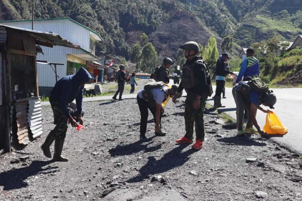 HUT TNI Ke-81 Tahun  2026, Kodim 1714/Puncak Jaya : TNI Peduli Sampah Bersama Masyarakat