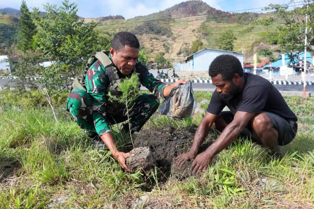 Sambut HUT Ke-81 TNI Tahun 2026, Kodim 1714/Puncak Jaya Bersama Rakyat Menanam Pohon Demi Masa Depan Baik