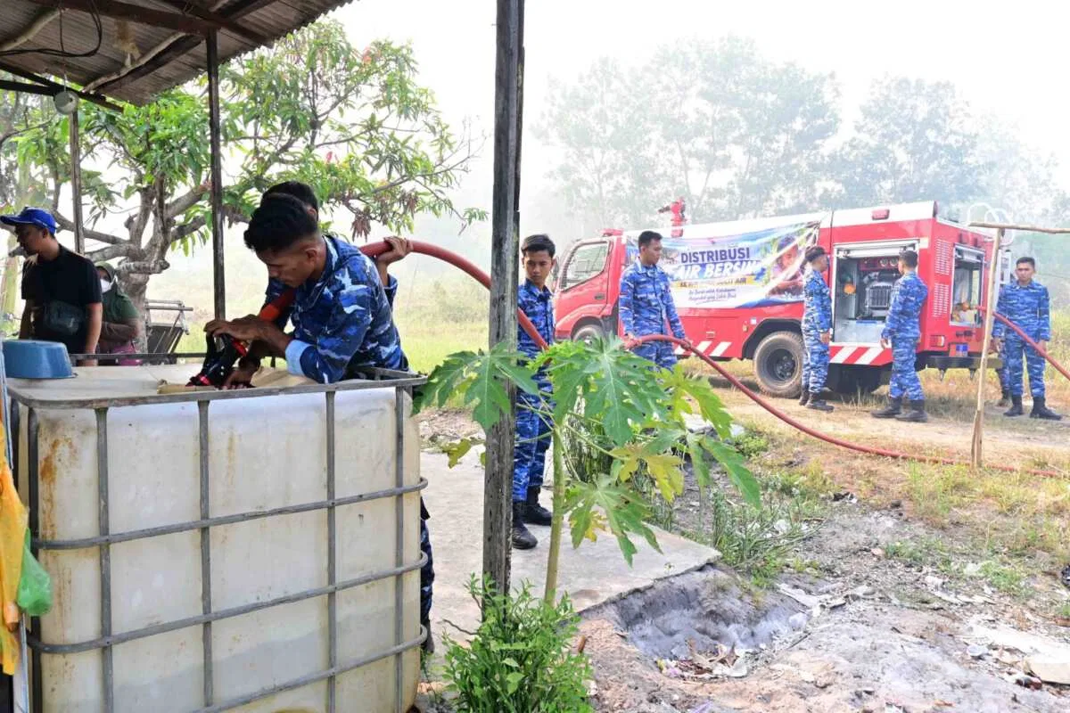 Setetes Kepedulian Ditengah Kemarau, Lanud Sjamsudin Noor Kembali Hadir Salurkan Air Bersih Untuk Warga