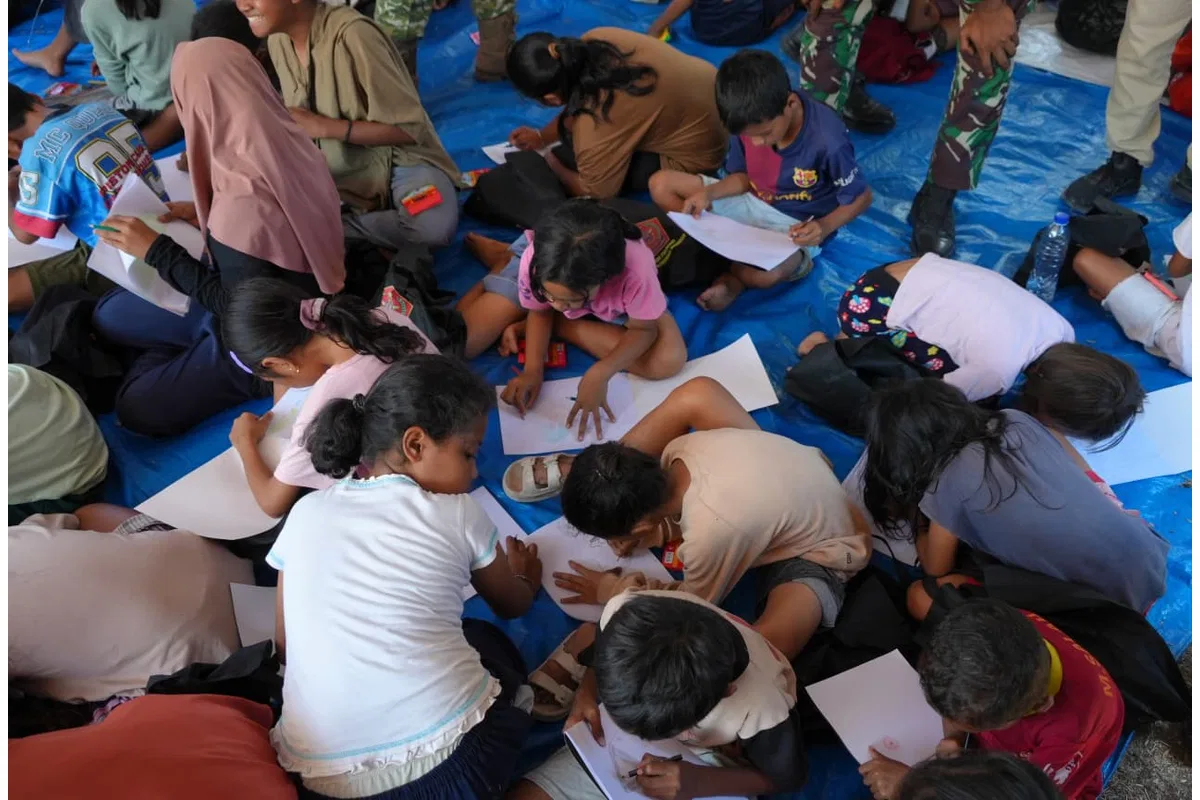 Puspsi TNI Bersama Kodim 1612/Manggarai dan Yonif TP 834/WM Berikan Trauma Healing kepada Penyintas Gempa