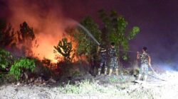 Gelap Malam Tak Jadi Penghalang, Satgas Karhutla Lanud Sjamsudin Noor Kembali Berjibaku Hadang Karhutla Hingga Dini Hari