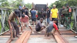 Sinergi TNI-Polri dan Masyarakat Perbaiki Jembatan Poros Lokpon-Dekai Sambut HUT ke-81 TNI