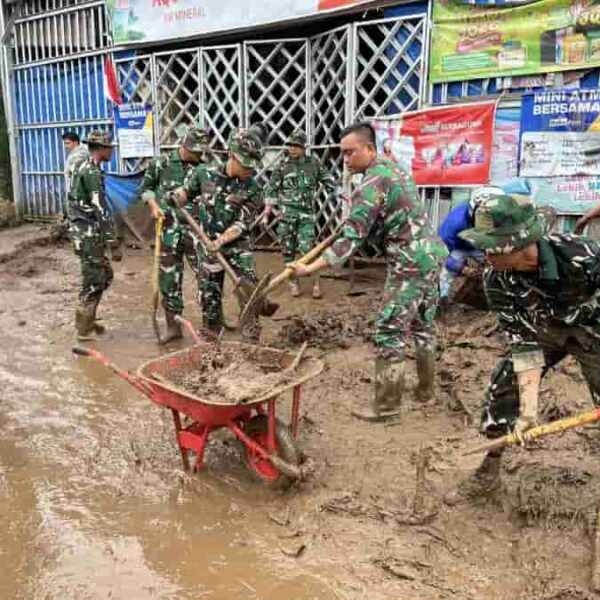 Gerak Cepat TNI Bantu Tangani Dampak Banjir Bandang di Kabupaten Solok Sumbar