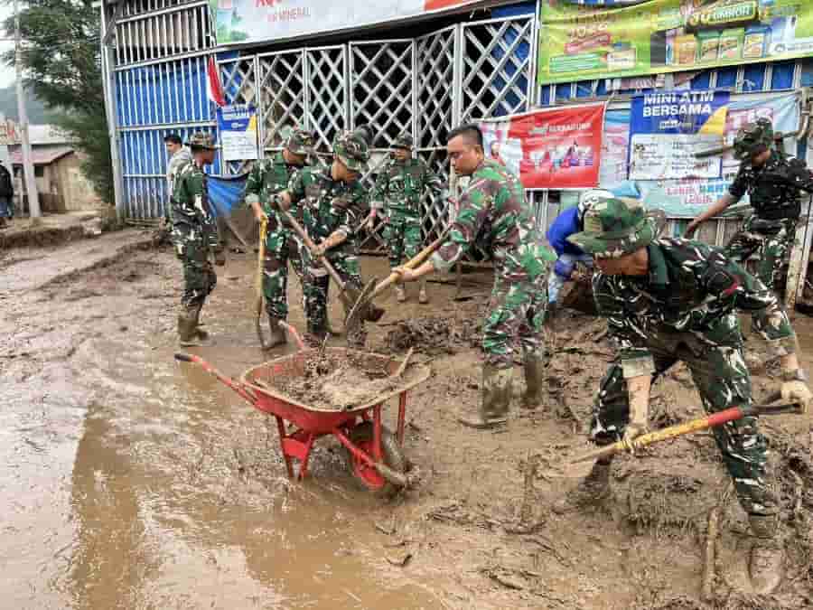 Gerak Cepat TNI Bantu Tangani Dampak Banjir Bandang di Kabupaten Solok Sumbar Gerak Cepat TNI Bantu Tangani Dampak Banjir Bandang di Kabupaten Solok Sumbar
