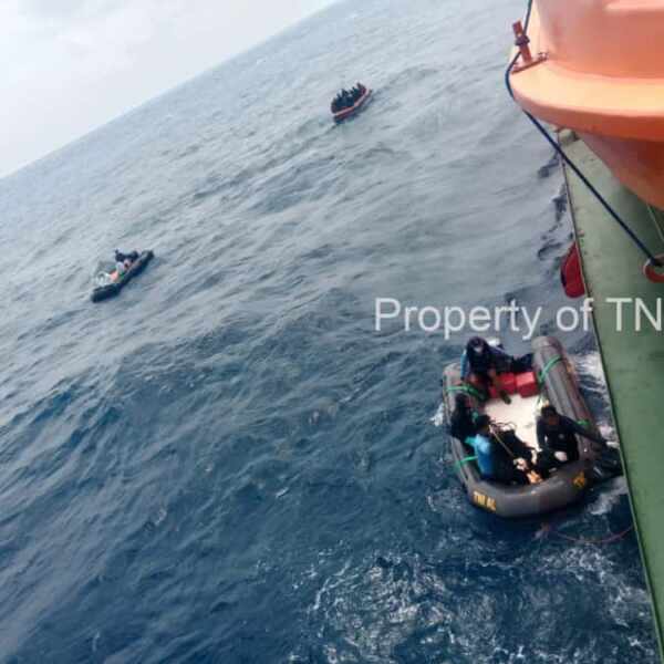 Tim Penyelam TNI AL Temukan 15 Jenazah Korban KM Virgo Transport 8 Tim Penyelam TNI AL Temukan 15 Jenazah Korban KM Virgo Transport 8