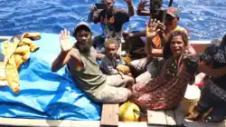 Aksi Kemanusiaan Di Laut Lepas, KRI WSH-991 Evakuasi 11 Warga Papua Nugini Aksi Kemanusiaan Di Laut Lepas, KRI WSH-991 Evakuasi 11 Warga Papua Nugini