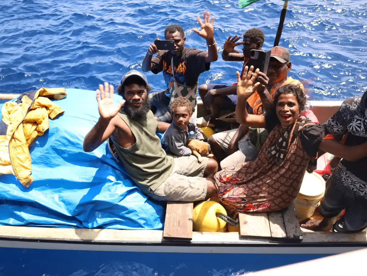 Aksi Kemanusiaan Di Laut Lepas, KRI WSH-991 Evakuasi 11 Warga Papua Nugini Aksi Kemanusiaan Di Laut Lepas, KRI WSH-991 Evakuasi 11 Warga Papua Nugini