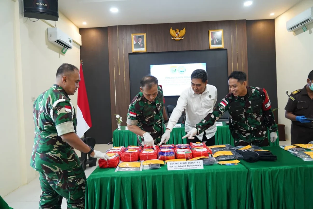 TNI Gagalkan Penyelundupan 16,4 Kilogram Sabu di Perbatasan RI-Malaysia TNI Gagalkan Penyelundupan 16,4 Kilogram Sabu di Perbatasan RI-Malaysia