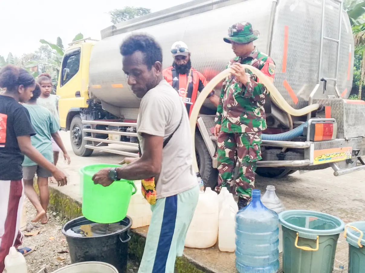 Distribusi Air Bersih kepada Warga, Koramil 1710-03/Kuala Kencana Bantu Penuhi Kebutuhan Masyarakat