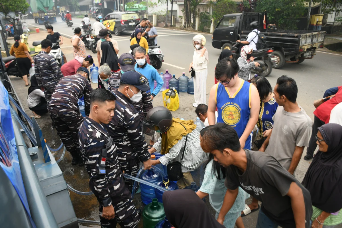 TNI Salurkan 368.000 Liter Air Bersih untuk Masyarakat Terdampak Karhutla di Kalbar