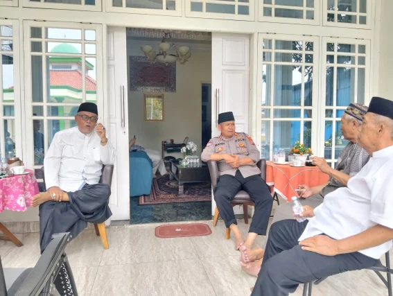 Sambang Tokoh Masyarakat, Aipda Ilyas Sampaikan Pesan Kamtibmas dan Sosialisasikan Layanan 110 di Sukamulya