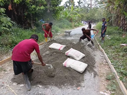 Pantang Pulang Sebelum Gelap, Satgas TMMD ke-130 Bersama Warga Kampung Yamboi Terus Berjibaku Membangun Jalan