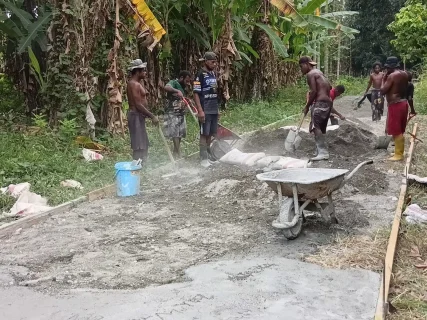 Semangat Gotong Royong Warga dan Satgas TMMD Ke-130 Sukseskan Sasaran Fisik