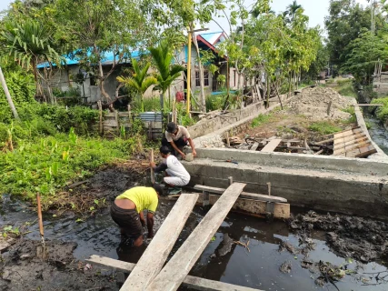 Tidak Kenal Hari Libur, Personel Satgas TMMD Terus Bekerja Demi Terwujudnya Jembatan Impian Masyarakat