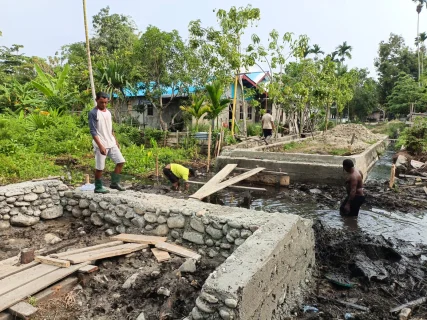 Personel Satgas TMMD Bersama Masyarakat Terus Berbuat Demi Terhubungnya Akses Warga Kampung Yamboi