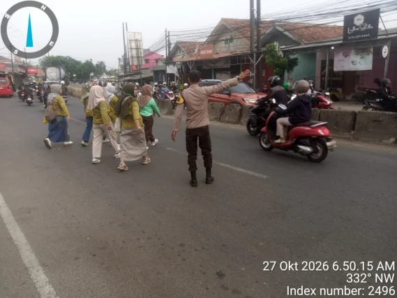 PECAK Pagi, IPTU Pius Janwarin Bersama Personel Lantas Atur Arus Kendaraan di Pertigaan Columbus–PT Cingluh