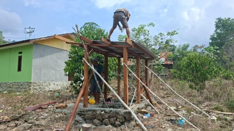Satgas TMMD Ke-130 Kodim 1808/Mansel Lanjutkan Pembangunan MCK dan Pemasangan Atap Seng