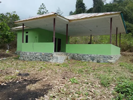 Tak Hanya Rumah Warga, Satgas TMMD Ke-130 Juga Perbaiki Balai Kampung Yamboi