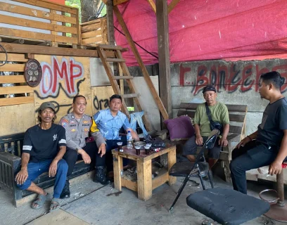 Sambang Warga, Brigadir Ibnu Dermawan Sampaikan Imbauan Kamtibmas dan Sosialisasikan Layanan Polisi 110 di Kelurahan Bunder