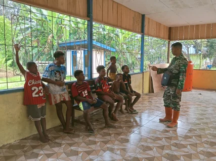 Serka Yusuf Sosialisasikan Perekrutan TNI AD Kepada Warga Kampung Yamboi Gunung Dalam Program TMMD Ke-130 Kodim 1808/Mansel