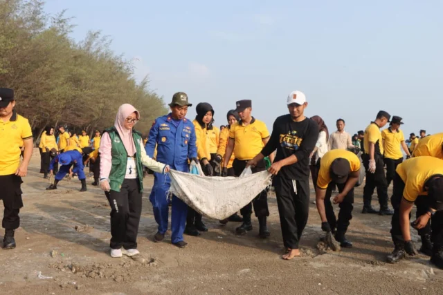 Polresta Tuban Tanam Pohon untuk Masa Depan, Mahasiswa dan Pelajar Turut Ambil Bagian
