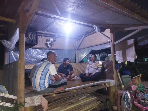 Ronda Siskamling Bersama Warga, Aiptu Mukhsodin Ajak Masyarakat Sukadamai Tingkatkan Kewaspadaan