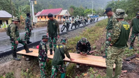 Gerimis Tak Surutkan Semangat, Satgas TMMD Ke-130 Gotong Royong Bangun Jembatan Sementara