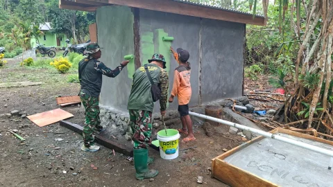 Satgas TMMD Ke-130 Kodim 1808/Mansel Bersama Masyarakat Lanjutkan Pengecatan Dinding MCK