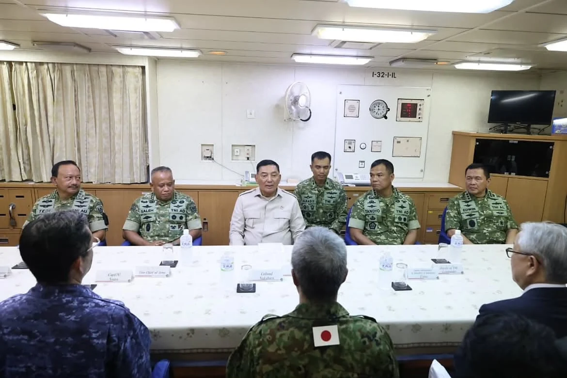 Wapang TNI Dampingi Menhan RI Anugerahkan Satyalancana Dharma Samudera kepada Personel JMSDF