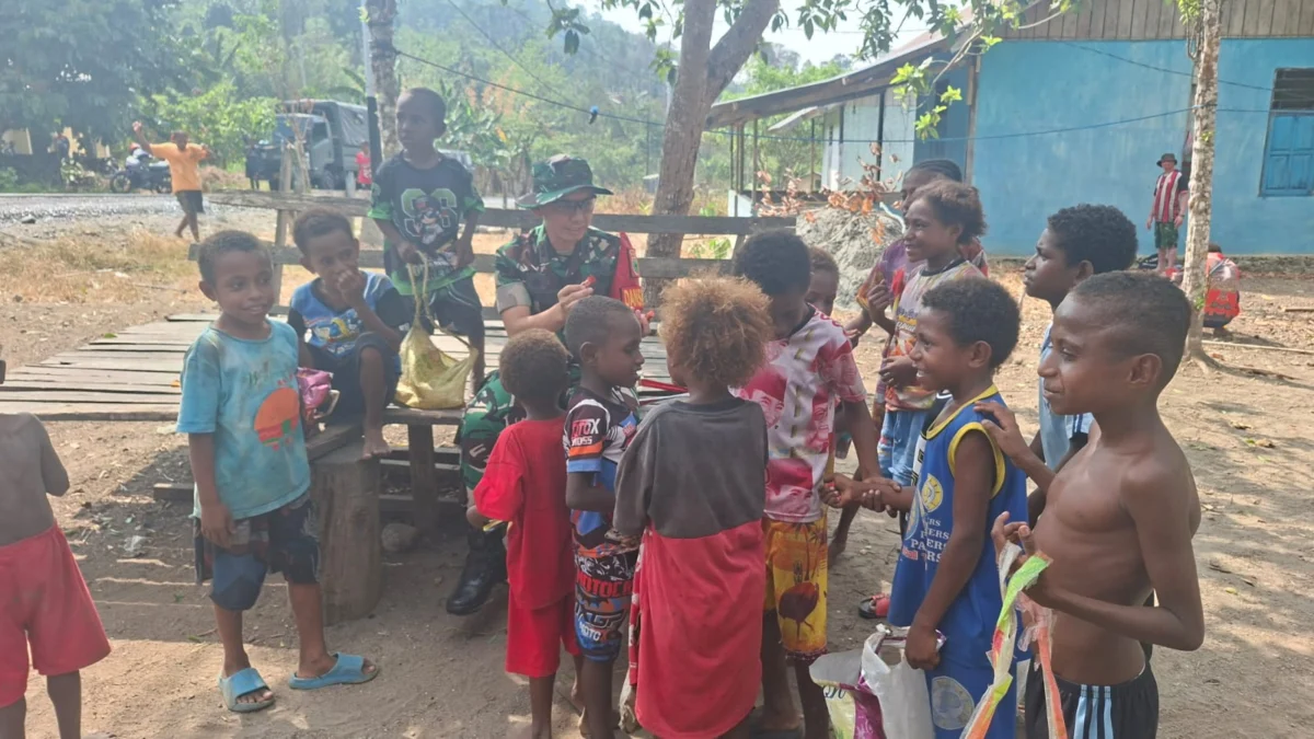 Penuh Kehangatan, Dansatgas TMMD ke-130 Menyapa Anak-Anak Kampung Yamboi